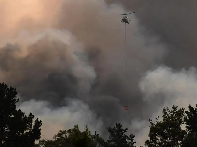 Smoke haze from NSW bushfires has spread to Victoria with Wangaratta races called off. smoke haze