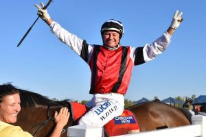 Wayne Davis rides first winner in Geraldton since leaving NT